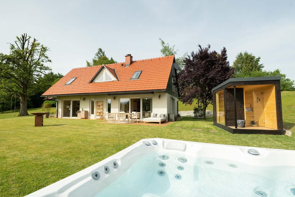 Garden, Hot Tub