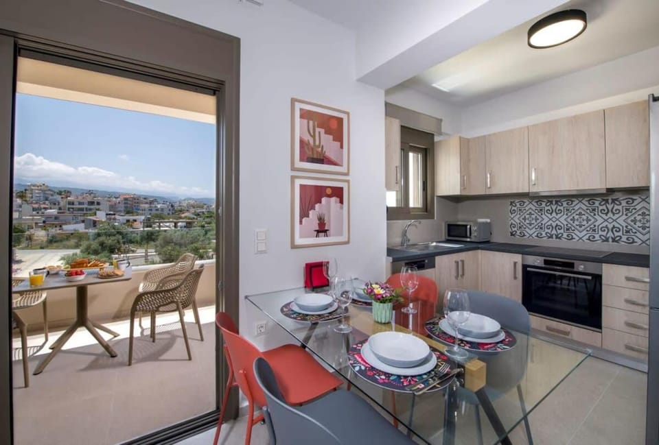 Kitchen or kitchenette, Dining area, oven, stove