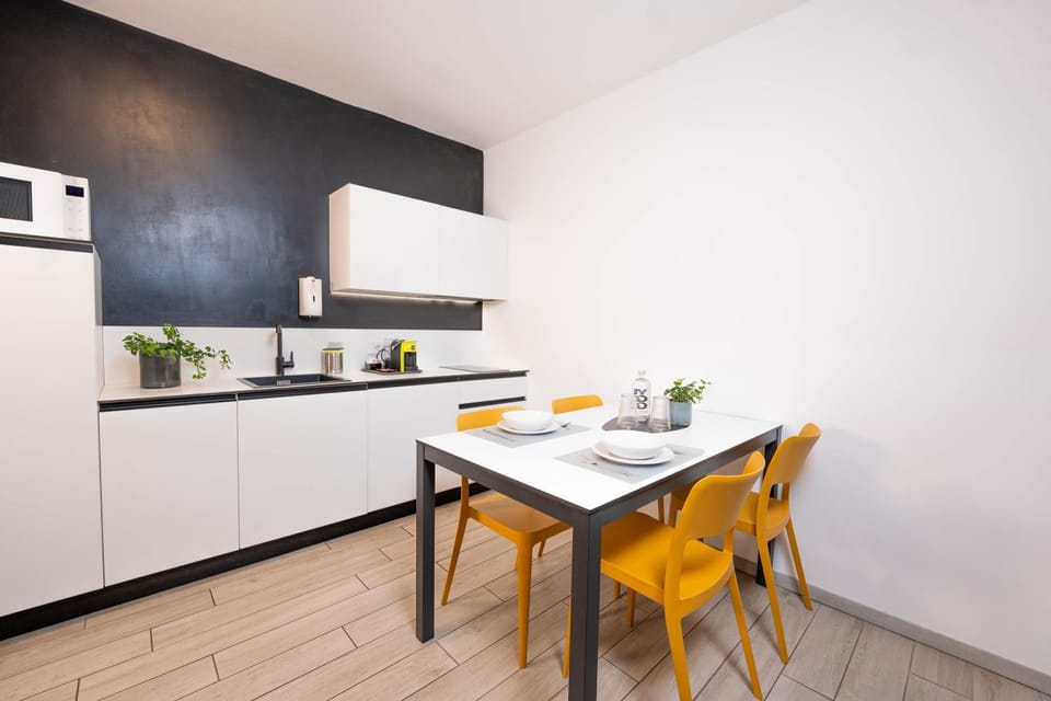 Dining area, pet friendly, stove, kitchen