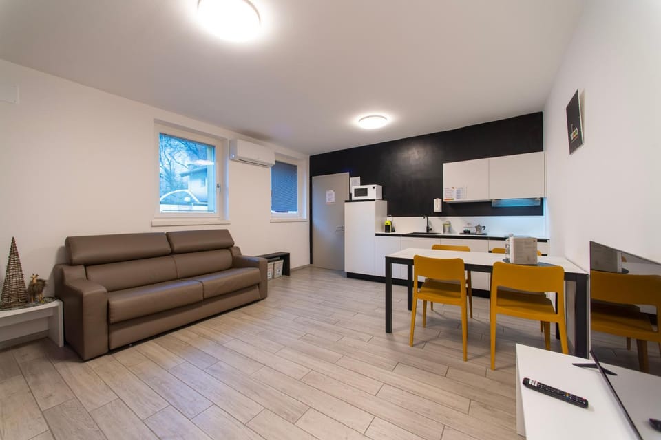 Kitchen or kitchenette, Living room, Seating area, Dining area, oven, pet friendly, stove