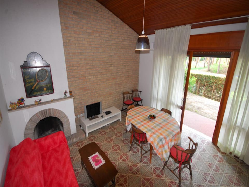 Restaurant/places to eat, Living room, Seating area, Dining area