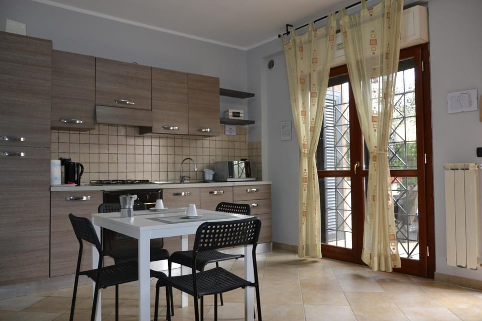 Kitchen or kitchenette, Dining area, minibar, pet friendly, stove