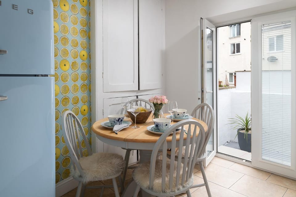 Hiraeth - Llandudno Townhouse - Central, 2 minute walk from the train station House in Llandudno