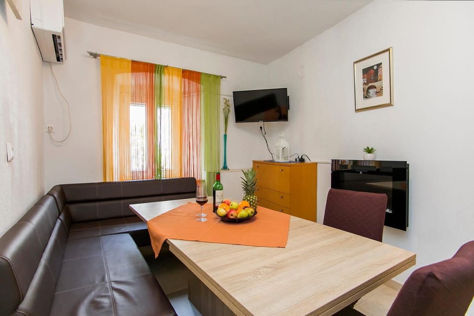 Communal lounge/ TV room, TV and multimedia, Seating area, Dining area