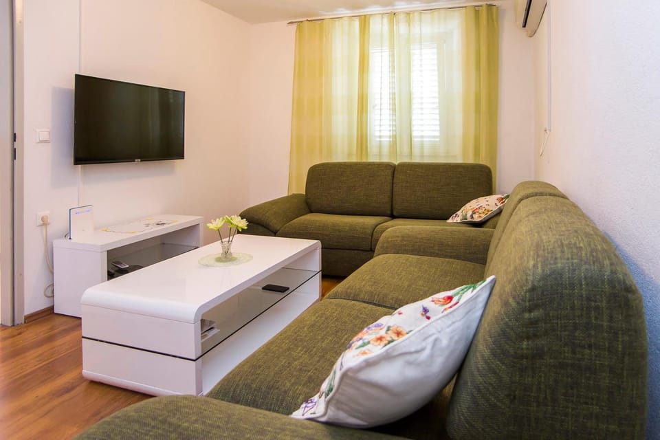Communal lounge/ TV room, TV and multimedia, Living room, Seating area