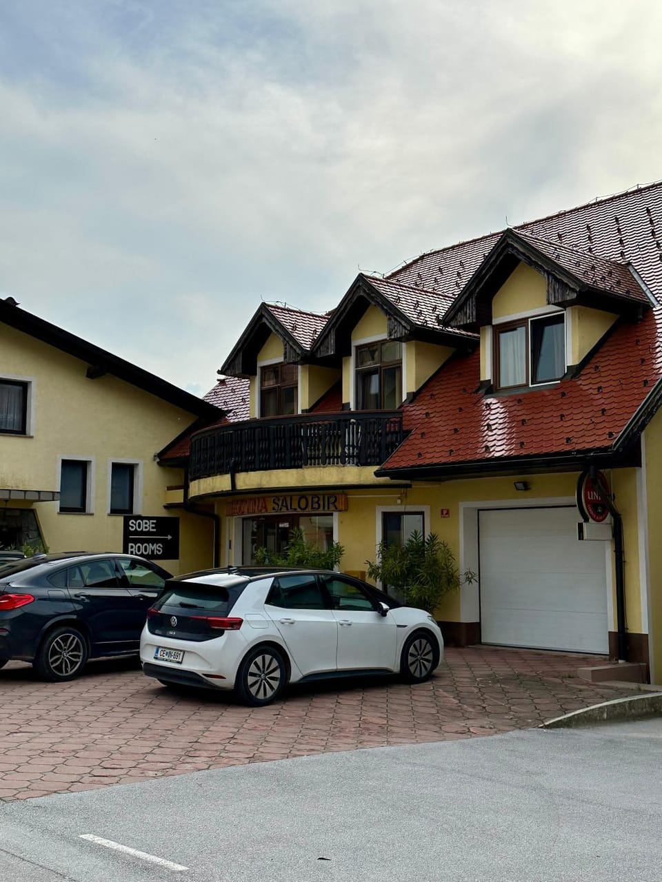 Property building, Balcony/Terrace, Parking