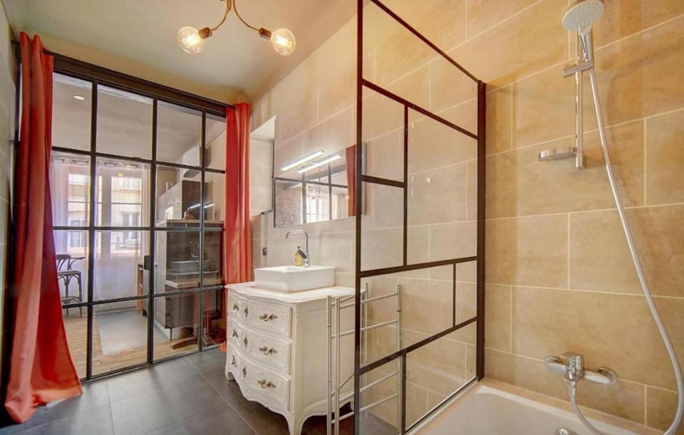 Red & Bleue YourHostHelper Apartment in Cannes