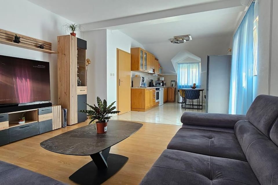 4-Bedroom Family Paradise with Top View Apartment in Okrug Gornji