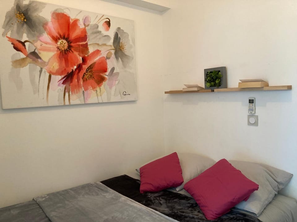 Bed, Bedroom, air conditioner