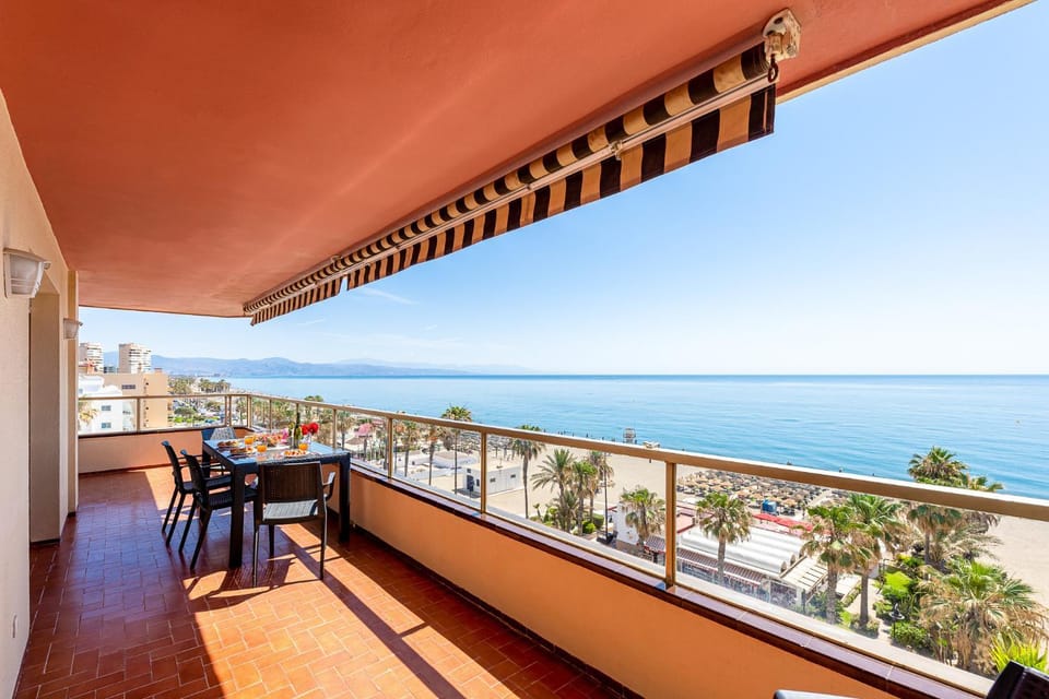 797 HOLIDAY RENTALS - Piso con espectaculares vistas en primera linea de playa Apartment in Torremolinos