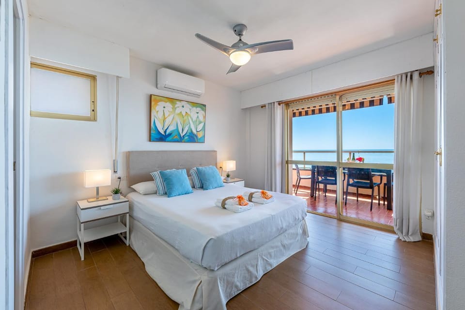 797 HOLIDAY RENTALS - Piso con espectaculares vistas en primera linea de playa Apartment in Torremolinos