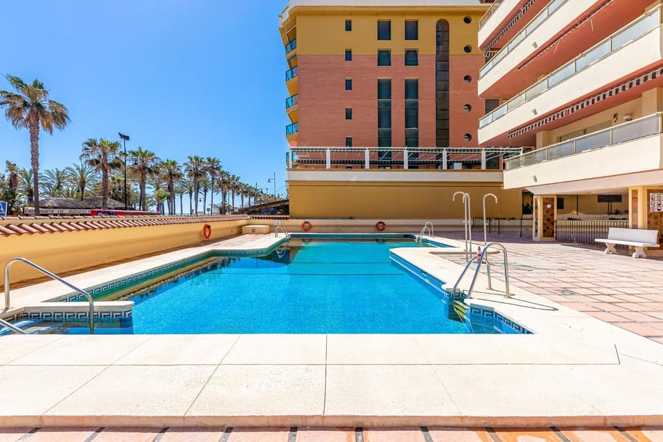 797 HOLIDAY RENTALS - Piso con espectaculares vistas en primera linea de playa Apartment in Torremolinos