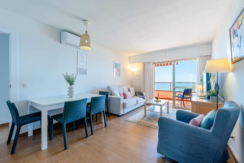 797 HOLIDAY RENTALS - Piso con espectaculares vistas en primera linea de playa Apartment in Torremolinos