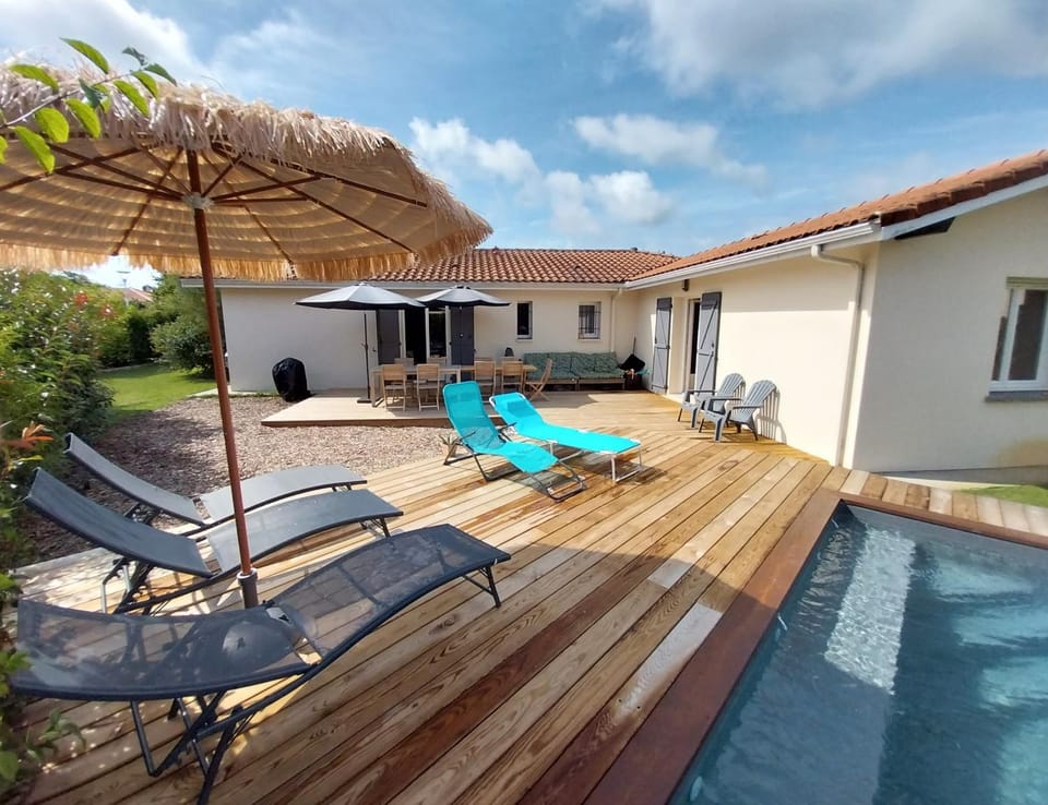 Property building, Patio, Garden, Balcony/Terrace, Garden view, Pool view, Swimming pool, sunbed