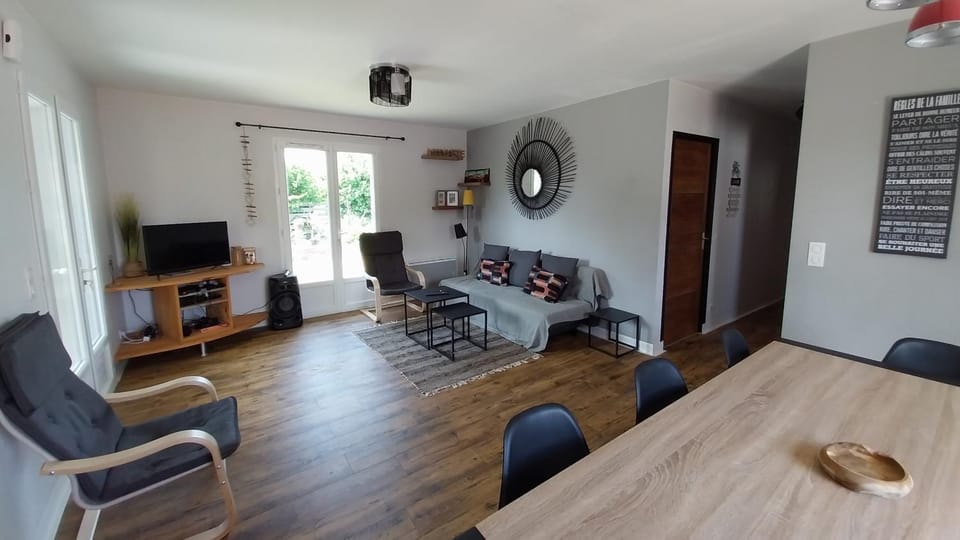 Communal lounge/ TV room, TV and multimedia, Kitchen or kitchenette, Living room, Seating area, Dining area, Evening entertainment
