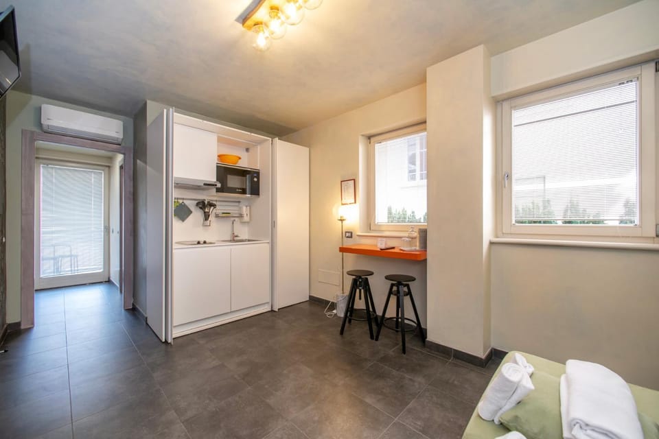Kitchen or kitchenette, Dining area, oven, stove