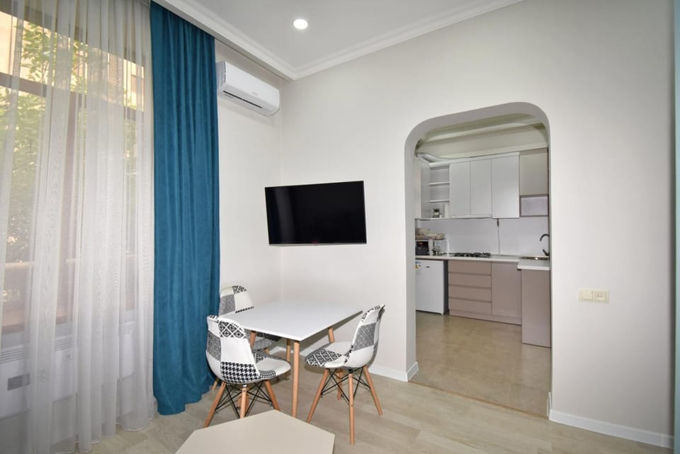 TV and multimedia, Living room, Seating area, Dining area