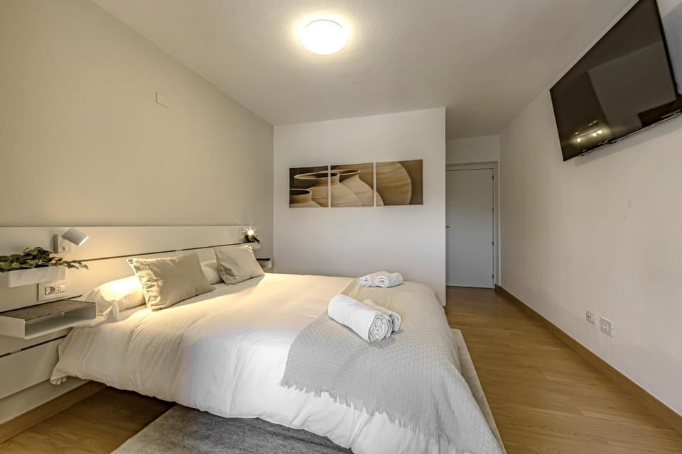 Bed, TV and multimedia, Decorative detail, Bedroom, towels