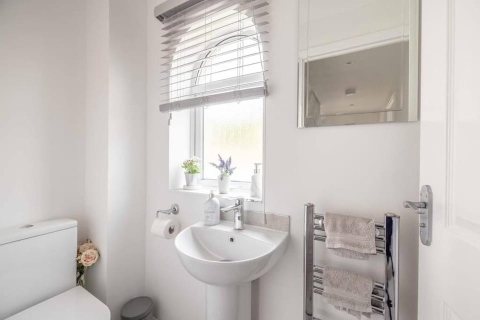 Stylish 3-Bed House in Langley, Driveway Parking! - By Tempstay House in Slough