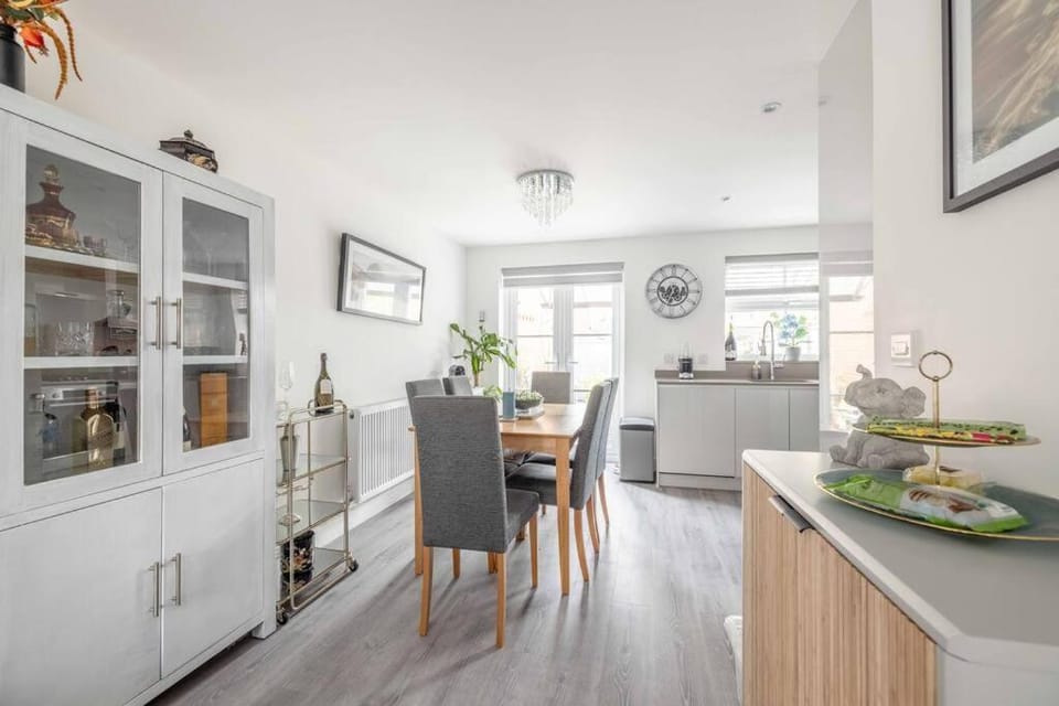 Stylish 3-Bed House in Langley, Driveway Parking! - By Tempstay House in Slough
