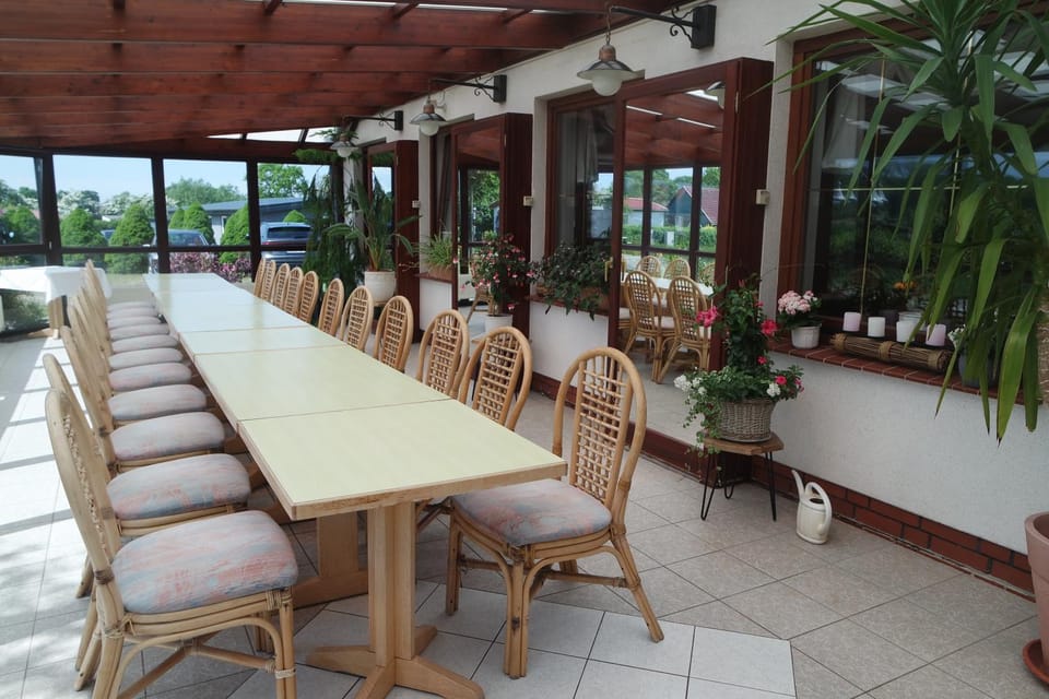 Day, Seating area