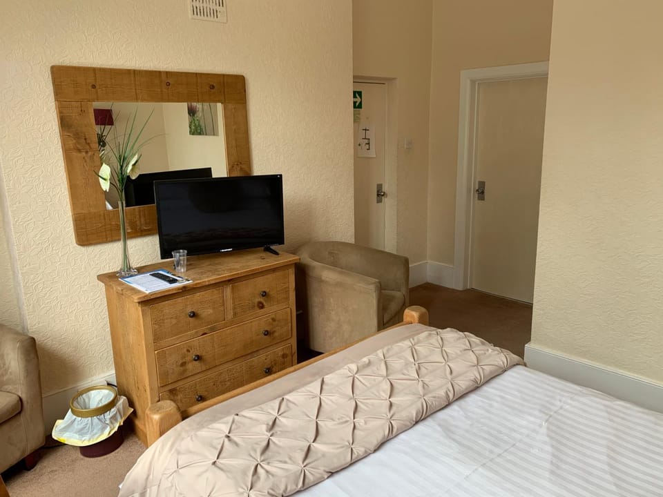 Bed, TV and multimedia, Bedroom