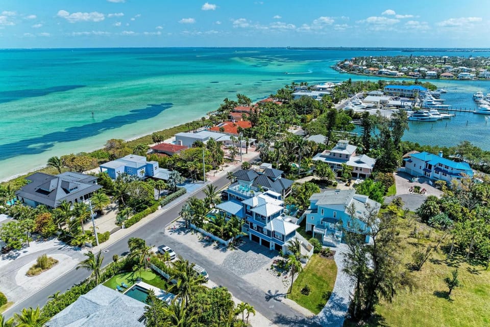 The TipSea Turtle managed by Beach Retreats House in Anna Maria Island