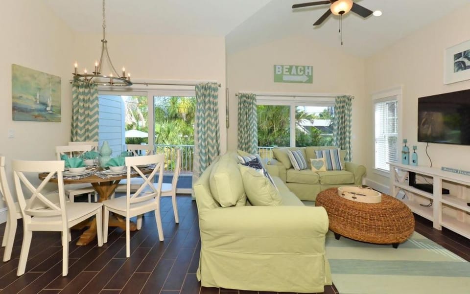 Seahorse Beach House managed by Beach Retreats House in Holmes Beach