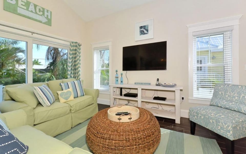 Seahorse Beach House managed by Beach Retreats House in Holmes Beach