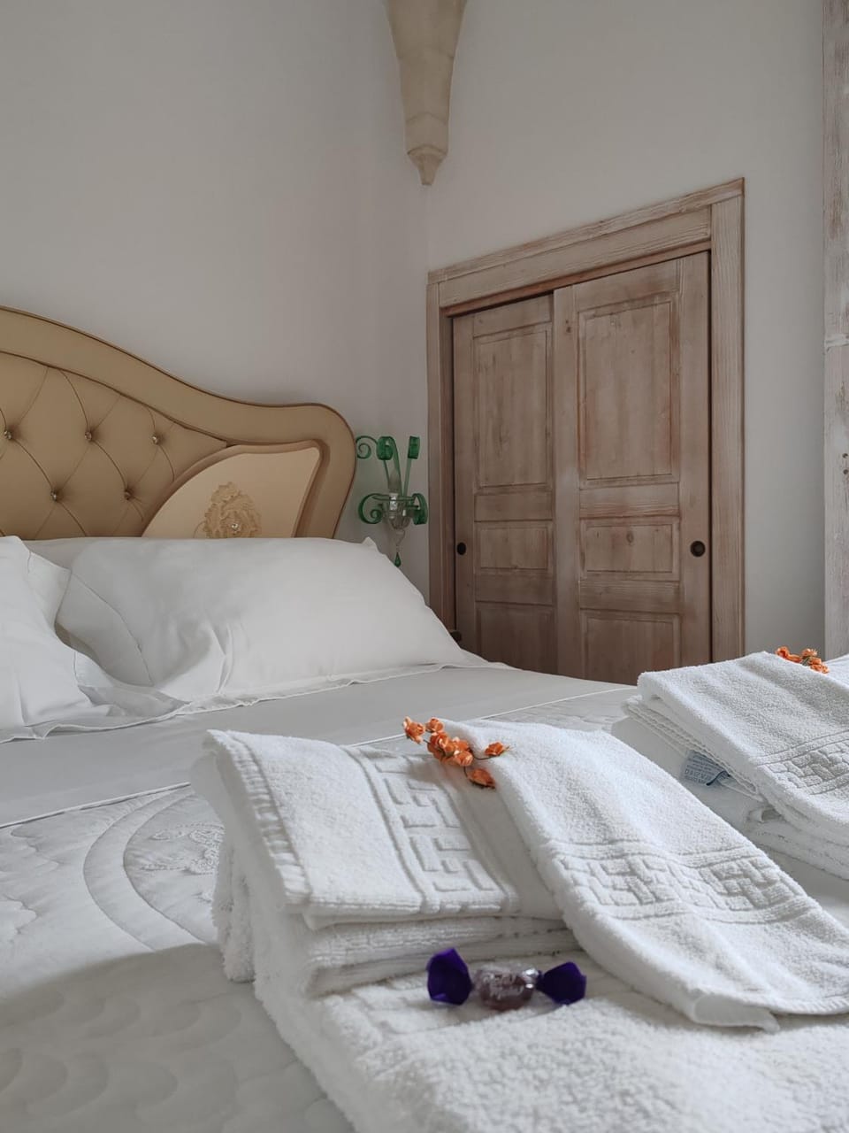 Photo of the whole room, Bedroom, towels