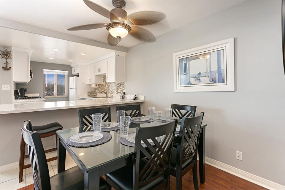 210B Harbor Views Short Stroll to Beach, Large Balcony, Walk to Dining Shops House in Oceanside