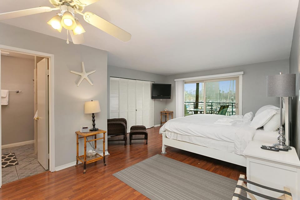 210B Harbor Views Short Stroll to Beach, Large Balcony, Walk to Dining Shops House in Oceanside