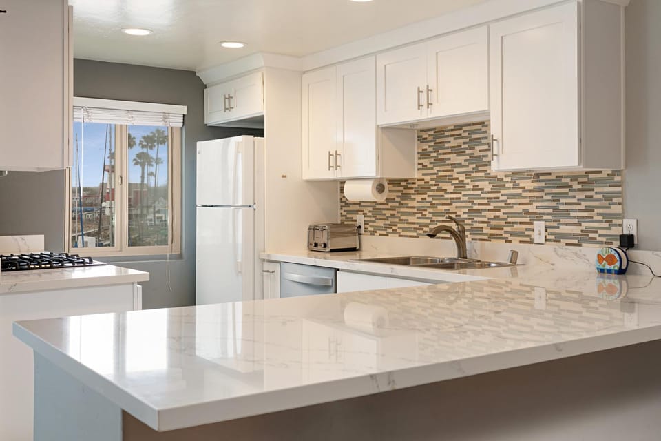 210B Harbor Views Short Stroll to Beach, Large Balcony, Walk to Dining Shops House in Oceanside