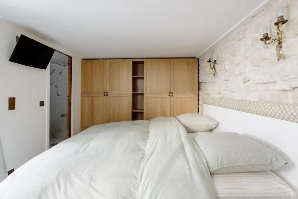 Bed, TV and multimedia, Photo of the whole room, Bedroom, wardrobe