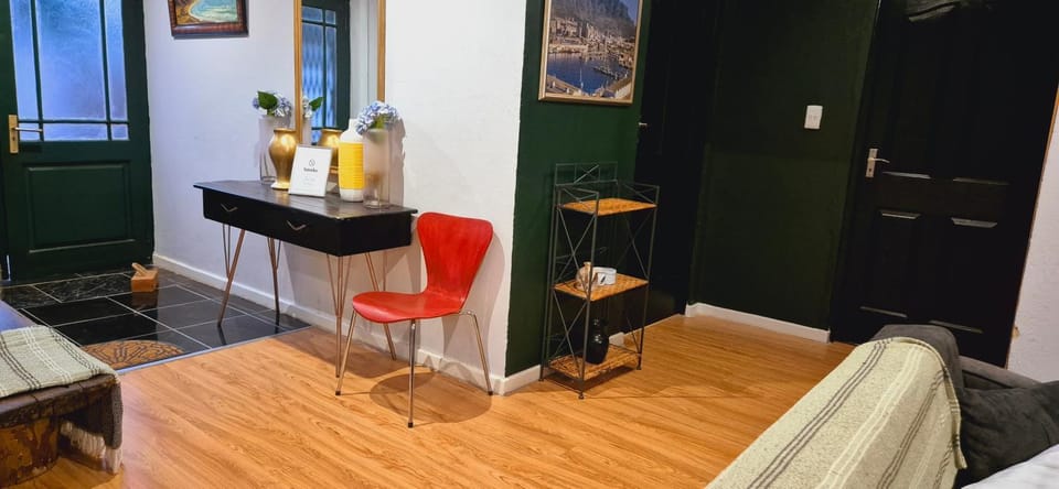 The Green Door Cottage Apartment in Roodepoort