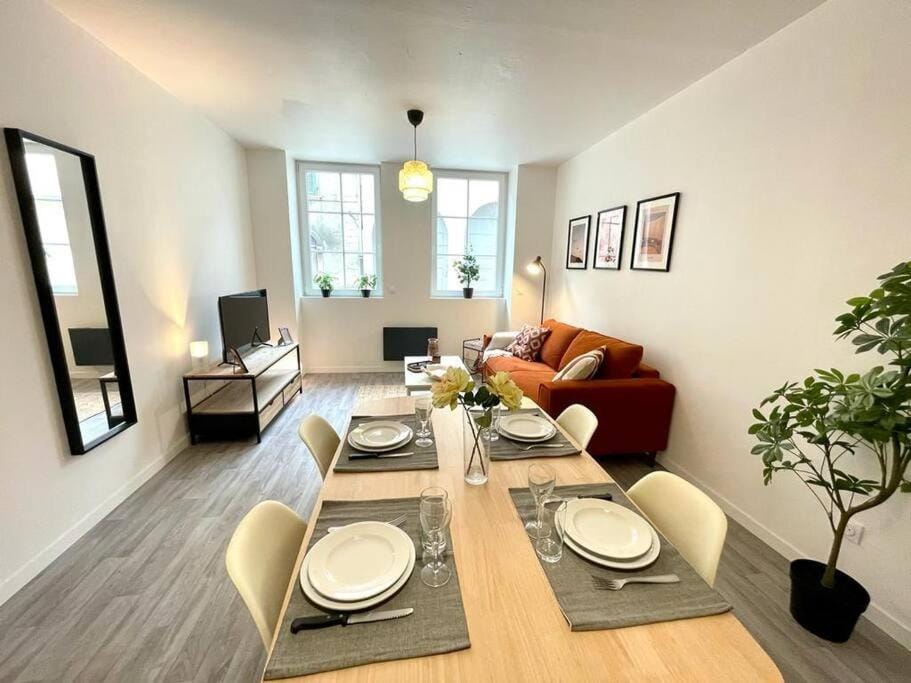 TV and multimedia, Living room, Seating area, Dining area