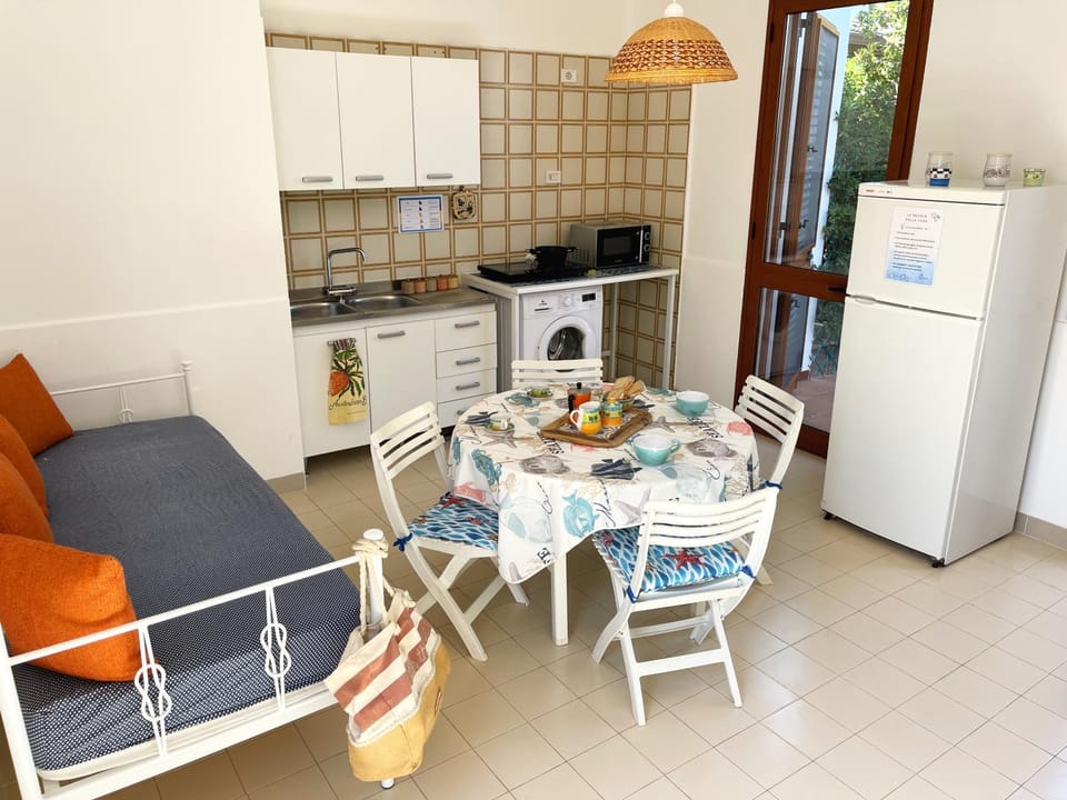 Kitchen or kitchenette, Living room, Dining area, minibar, washing machine