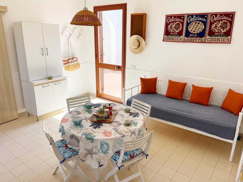 Kitchen or kitchenette, Living room, Seating area, Dining area