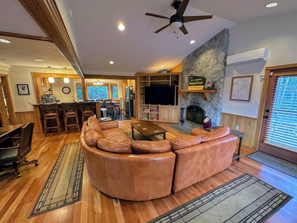 FC43 Renovated cozy spacious cottage with AC, air hockey, wifi close to ski trails! House in Carroll