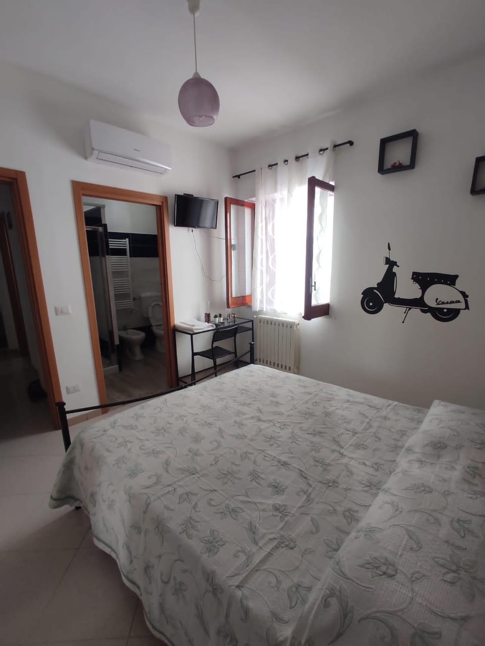 Photo of the whole room, Bedroom