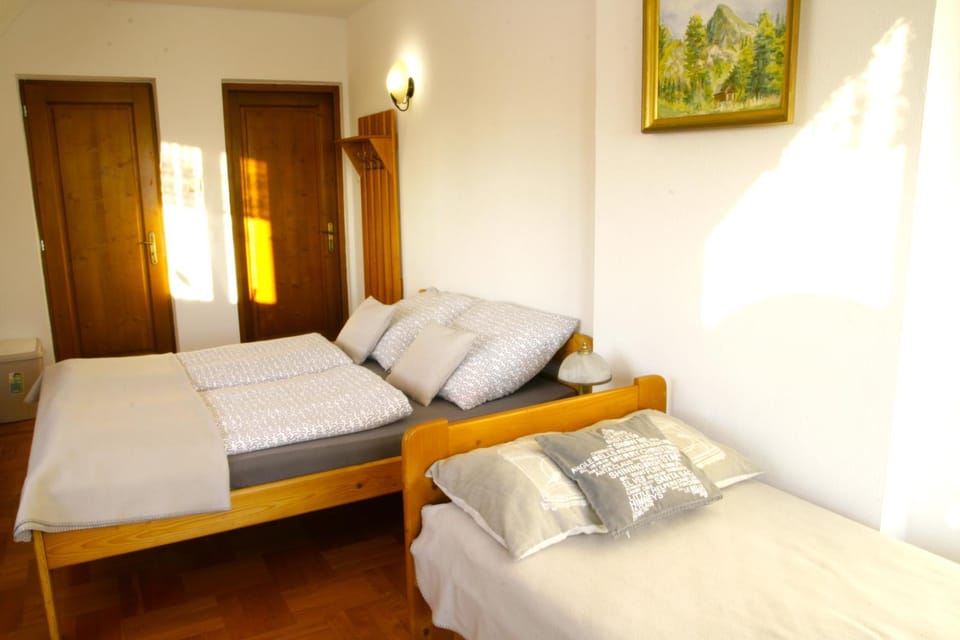 CHATA MANIOWY Wyspa Ciszy - Agroturystyka nad Zalewem Czorsztynskim, nieopodal Czorsztyna, Maniowych i Kluszkowcow Farm Stay in Lesser Poland Voivodeship