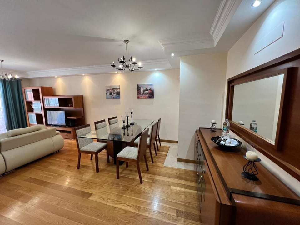 TV and multimedia, Living room, Seating area, Dining area