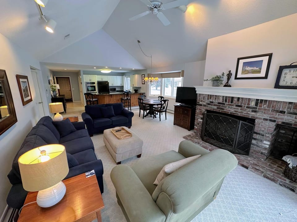 F43 Bretton Woods single level home on golf course, perfect to ski, stay, relax, play! House in Bretton Woods