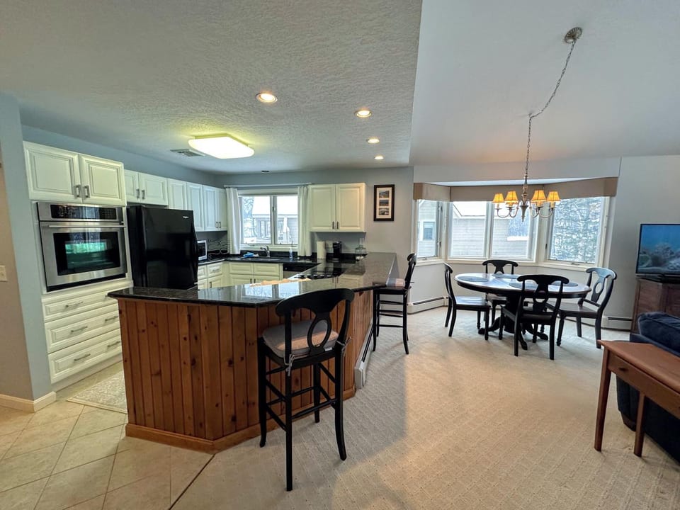 F43 Bretton Woods single level home on golf course, perfect to ski, stay, relax, play! House in Bretton Woods