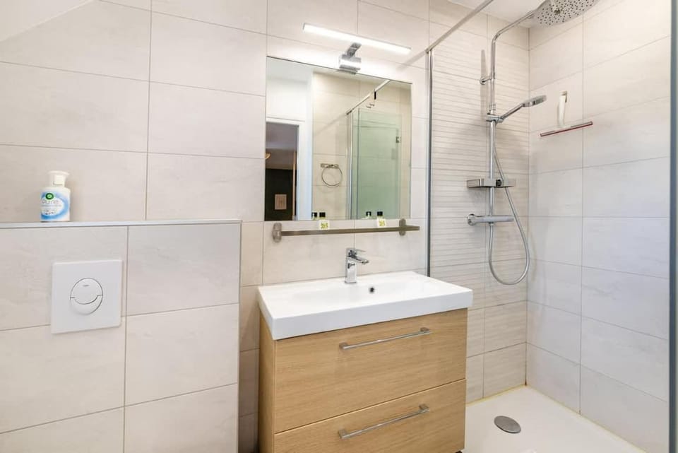 Shower, Bathroom, towels