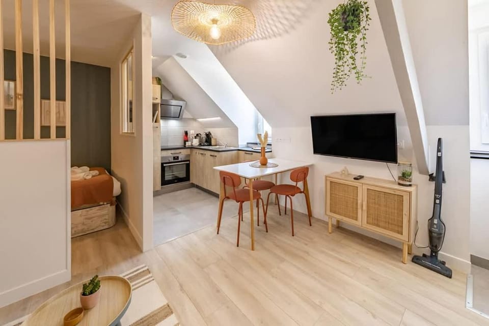 TV and multimedia, Kitchen or kitchenette, Living room, Seating area, Dining area