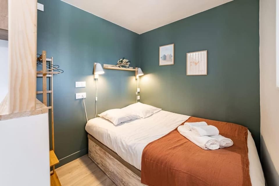 Bed, Photo of the whole room, Bedroom, towels