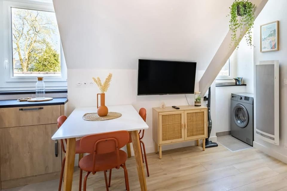 Communal lounge/ TV room, TV and multimedia, Dining area