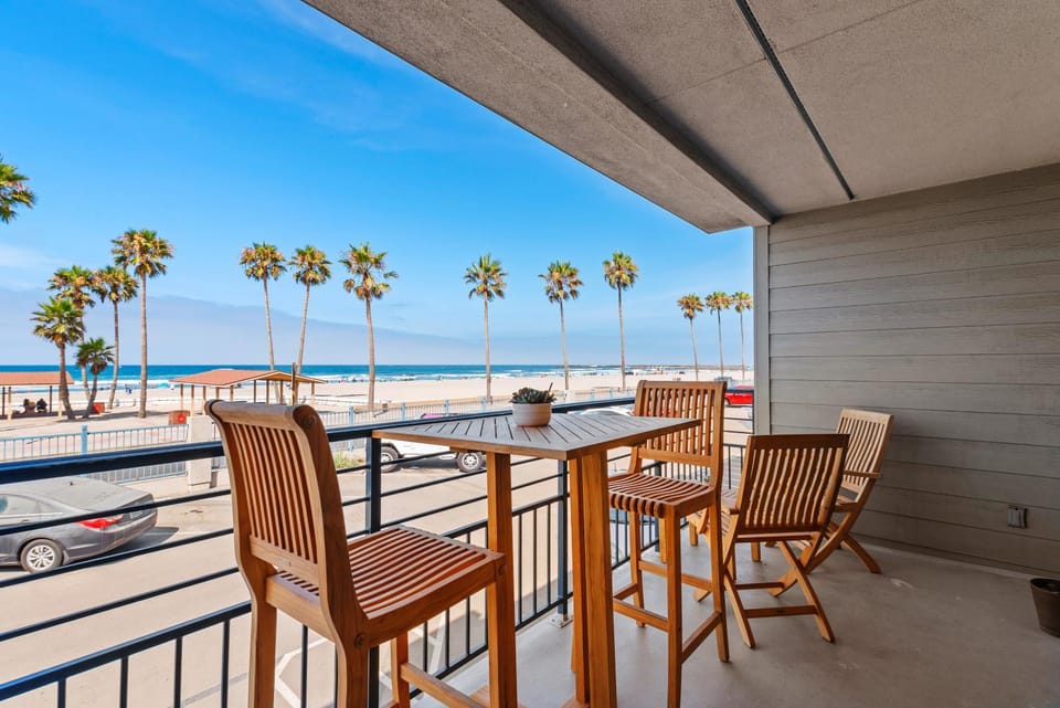211A Freshly Renovated Steps from the Sand at the Beach Oceanside House in Oceanside