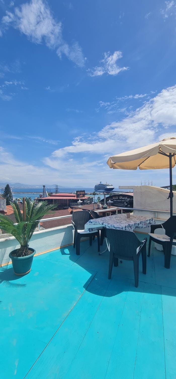 Central 1 Bed w Balcony Sea Views & Roof Terrace Apartment in Alanya